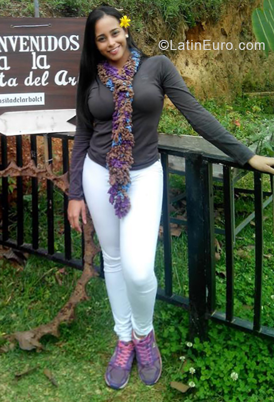 Date this pretty Venezuela girl Kathelyn from Caracas VE1882