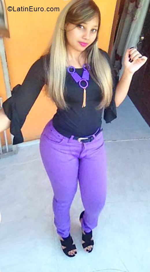 Date this foxy Dominican Republic girl Wendolin from Santiago DO33217