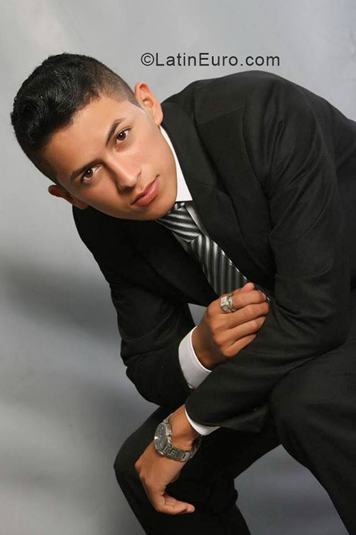 Date this delightful Dominican Republic man Derby from Santo Domingo DO33361