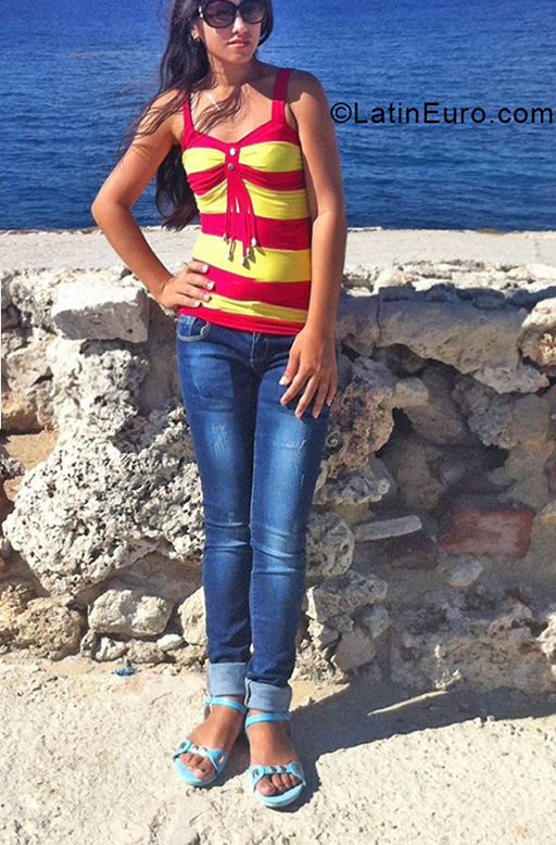 Date this sultry Cuba girl Heidy from Havana CU671