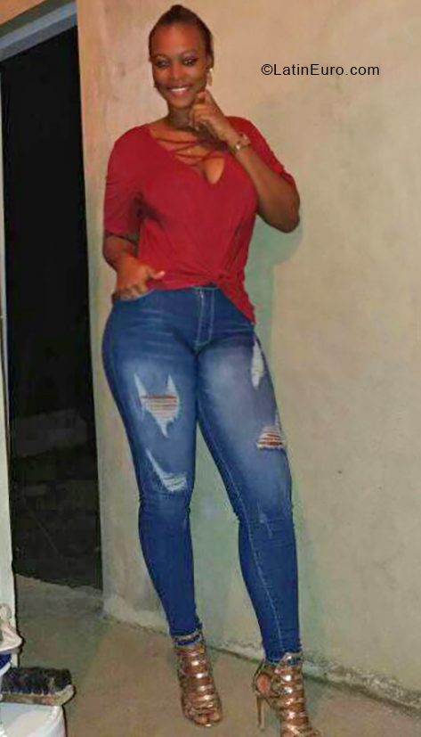 Date this nice looking Dominican Republic girl Michaela from Santiago DO33446