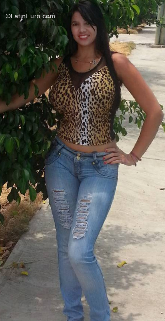 Date this attractive Venezuela girl Yenny from Guarenas VE2002
