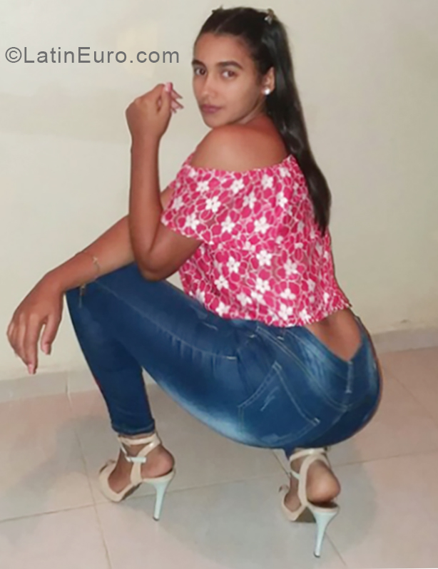 Date this pretty Dominican Republic girl Ricermi from Santo Domingo DO33561