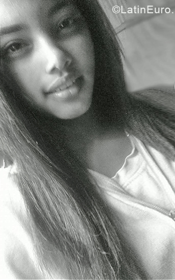 Date this foxy Venezuela girl Darlyn from Valencia VE2034