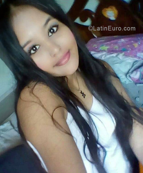 Date this nice looking Venezuela girl Aria from caracas VE2035