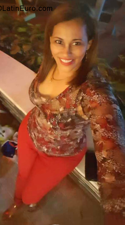 Date this sultry Dominican Republic girl Vicri from Santiago De Los Caballeros DO33780