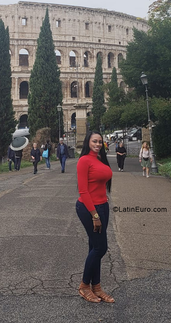 Date this nice looking Colombia girl Nayera from Cali CO24836