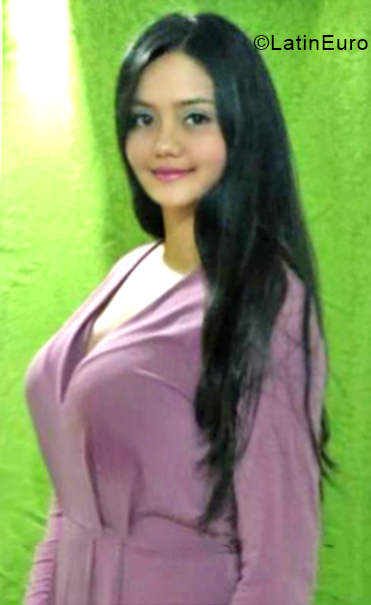 Date this happy Colombia girl Nicolle from Bucaramanga CO24866