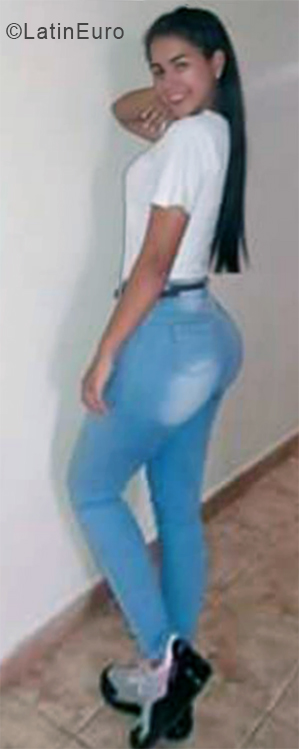 Date this happy Venezuela girl Melanni Gil from Caracas VE2143