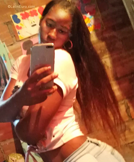 Date this gorgeous Colombia girl Angie from Buenaventura CO24905
