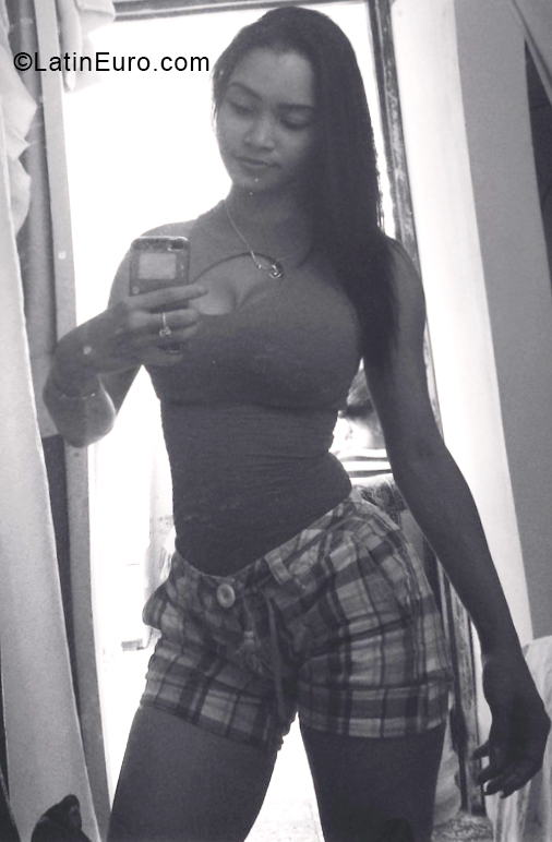 Date this pretty Dominican Republic girl Flor from Santo Domingo DO34230
