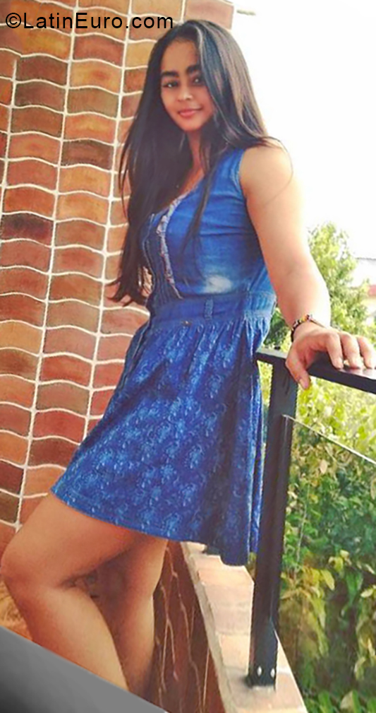 Date this exotic Colombia girl Damariz from Bogota CO25038