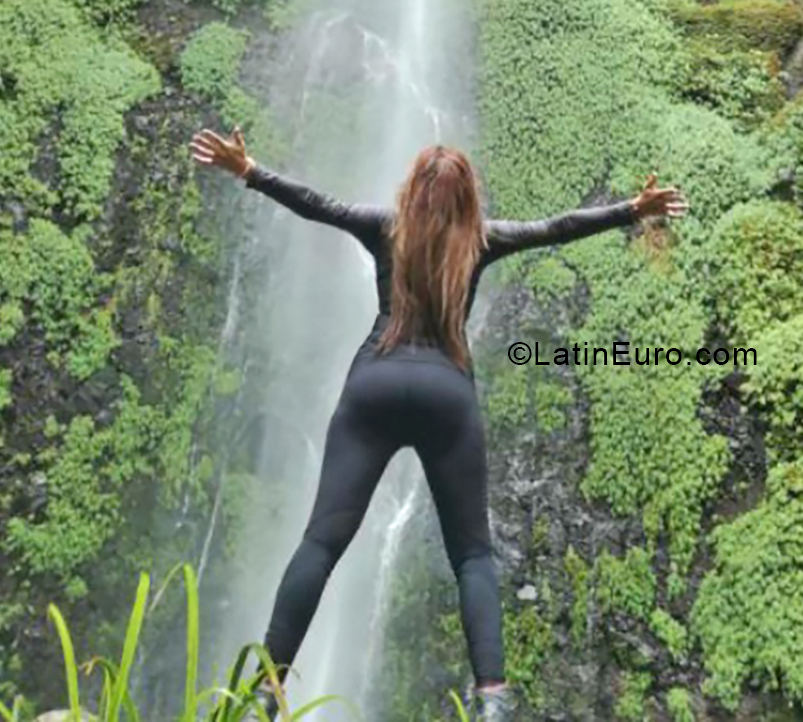 Date this hard body Colombia girl Luna from Cali CO25085