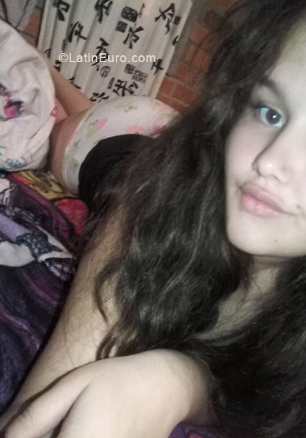 Date this charming Colombia girl Alyn from Medellin CO25105