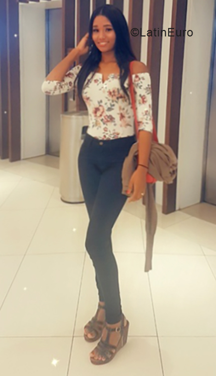 Date this attractive Dominican Republic girl Isa from Santo Domingo DO34314