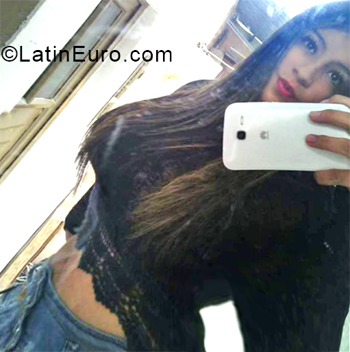 Date this nice looking Colombia girl Yayis from Bogota CO25125
