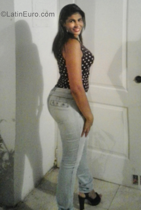 Date this georgeous Venezuela girl La negra from Managas VE2281
