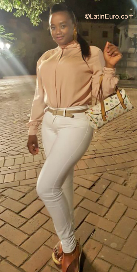 Date this funny Dominican Republic girl Evelyn from Santo Domingo DO34587