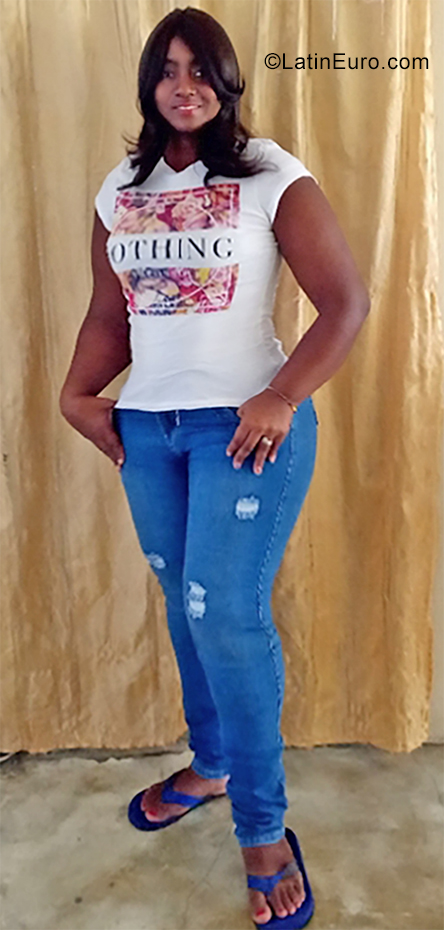 Date this nice looking Colombia girl Andrea from Cali CO25659