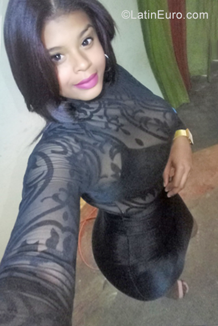 Date this foxy Dominican Republic girl Oscateren from Santiago DO34675