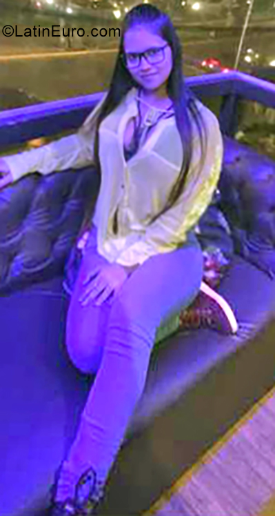 Date this nice looking Venezuela girl Laura from Anzoategui VE2360