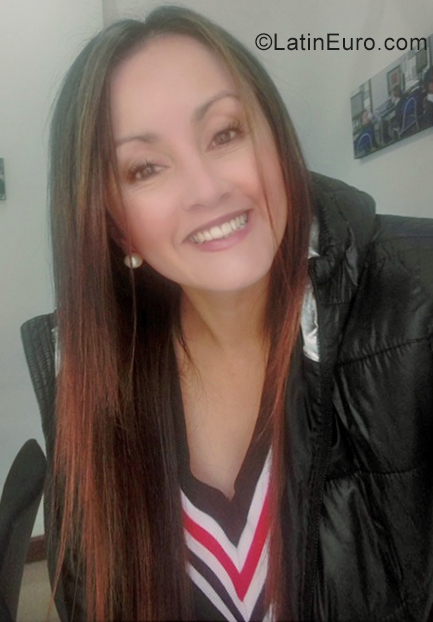Date this attractive Colombia girl Dora from Bogota CO25395