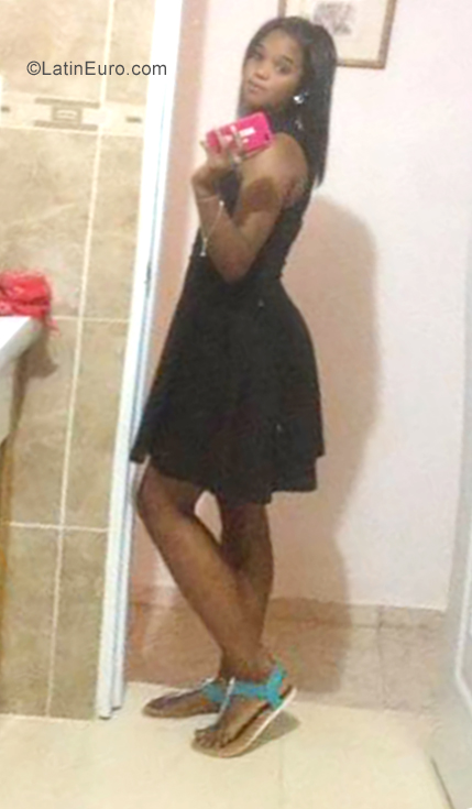 Date this foxy Dominican Republic girl Emma from Punta Cana DO34886