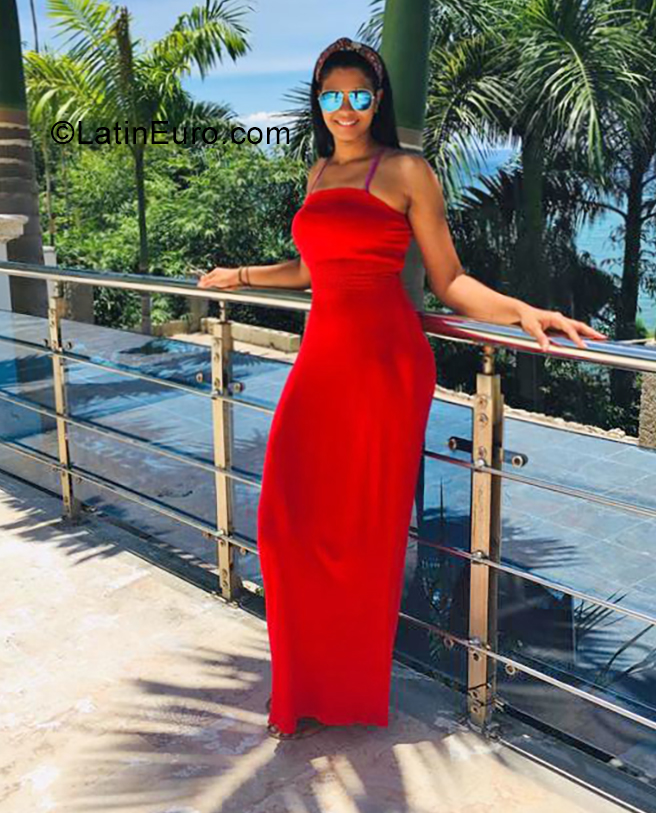 Date this foxy Dominican Republic girl Yeimy from Mao DO35011