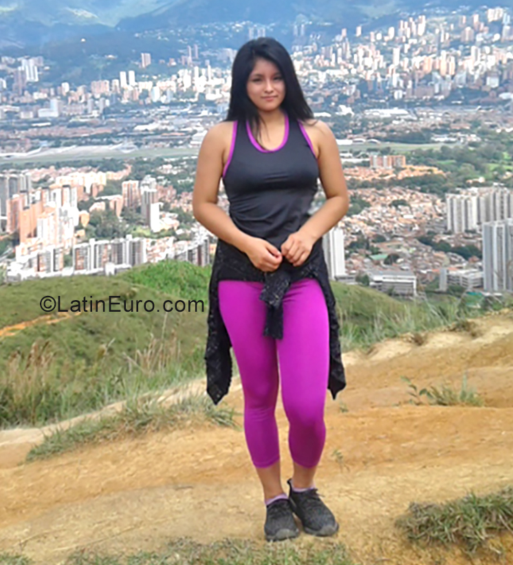 Date this foxy Colombia girl Maria Elena from Cali CO25479