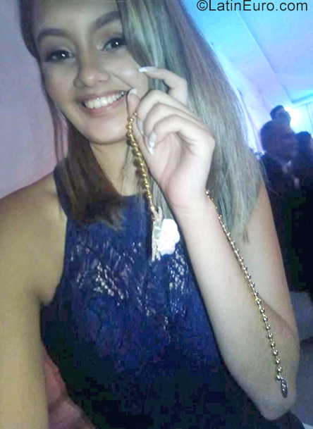 Date this attractive Paraguay girl Leticia from Encarnacion PY19