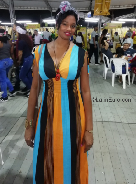 Date this nice looking Colombia girl Alys from Cali CO25497