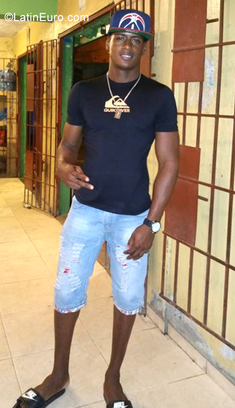 Date this pretty Dominican Republic man Jose migue from Santos Donmigo DO35114