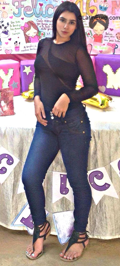 Date this happy Venezuela girl Jocelen from Ciudad Guayana VE2462