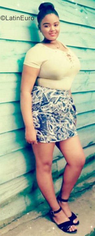 Date this foxy Dominican Republic girl Andrea from Santo Domingo DO35170