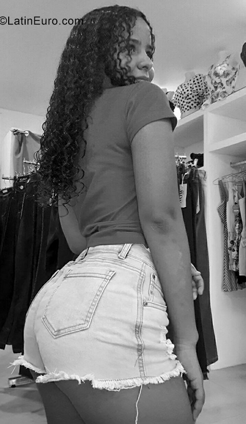 Date this exotic Colombia girl Dana from Cota CO25583