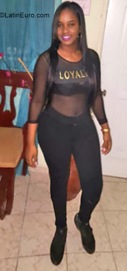 Date this happy Dominican Republic girl Yokarie from Santo Domingo DO37285
