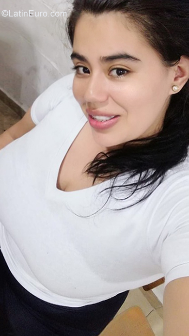 Date this good-looking Colombia girl Deisy from Bogota CO25587
