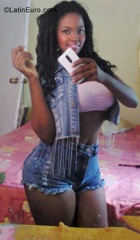 Date this georgeous Dominican Republic girl Coraine from Santo Domingo DO35248