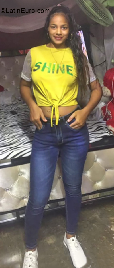 Date this happy Dominican Republic girl Esmeralda from Santo Domingo DO35262