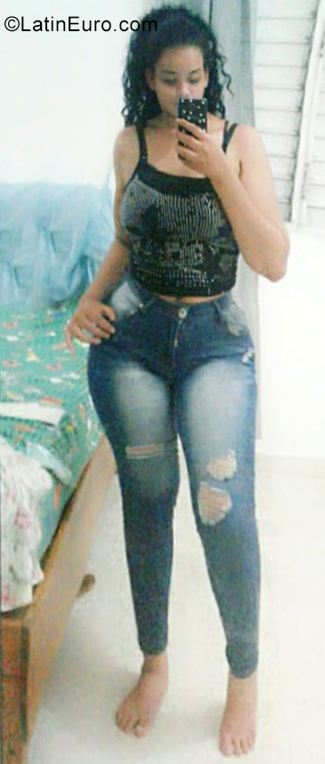 Date this pretty Dominican Republic girl Yissell from Bonao DO35287