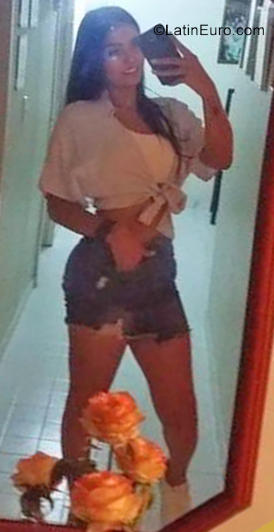 Date this nice looking Colombia girl Daniela from Cali CO25653