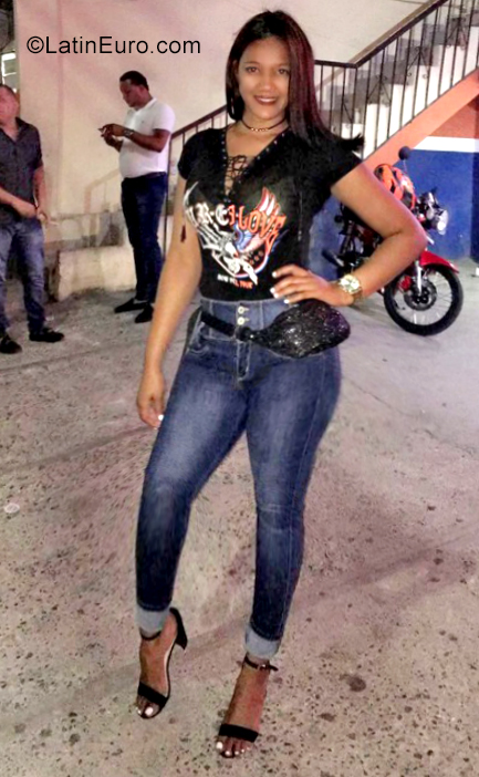 Date this gorgeous Dominican Republic girl Pamela from Santiago DO35398