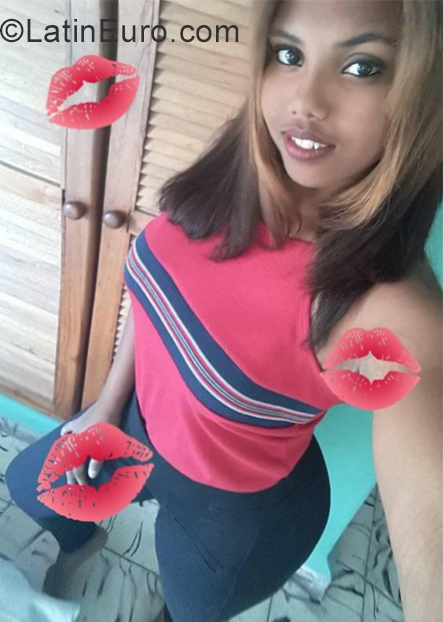 Date this good-looking Cuba girl Daniela from Havana CU552