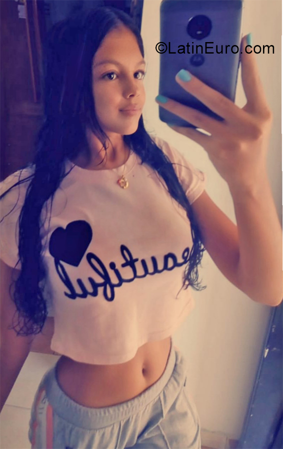 Date this voluptuous Venezuela girl Daniela from Maracaibo VE2600