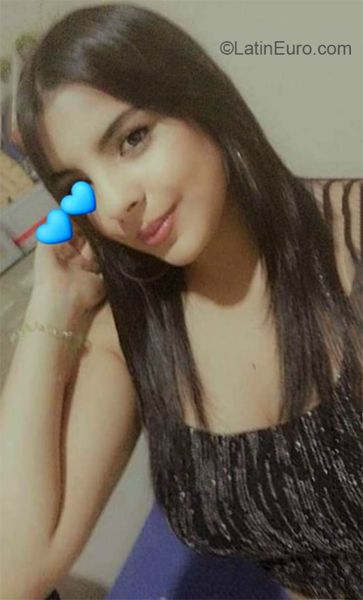 Date this charming Colombia girl Dahiana from Medellin CO27025