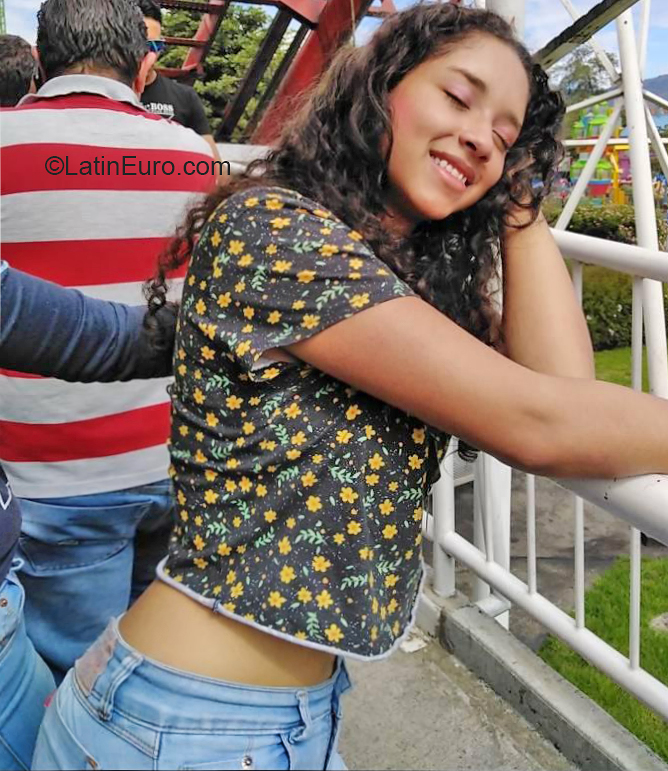 Date this georgeous Colombia girl Michel from Villavicencio CO26017