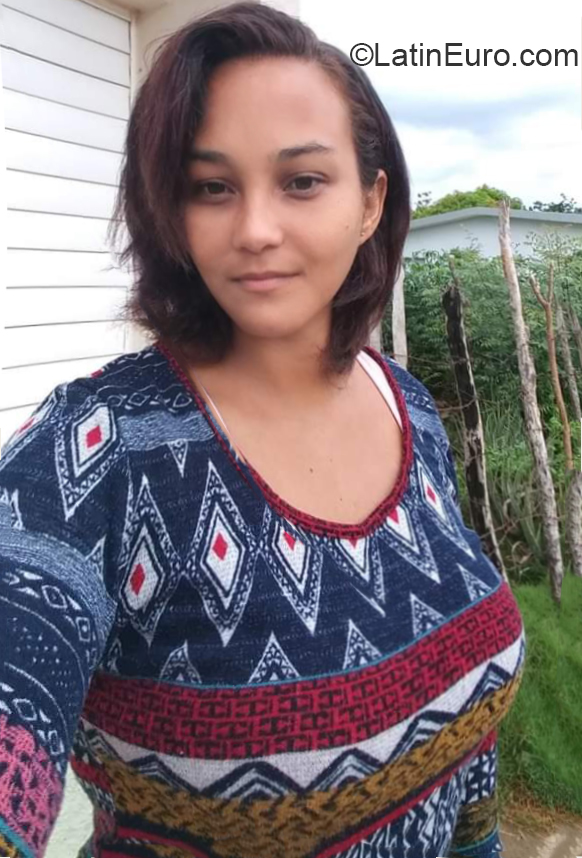 Date this foxy Dominican Republic girl Isis from Valverde Mao DO36251