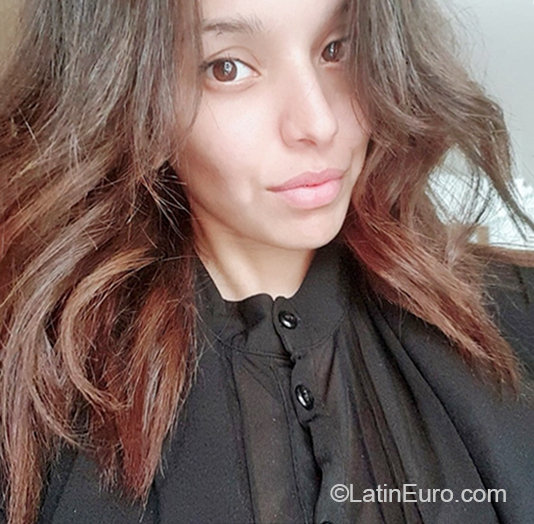 Date this attractive Argentina girl Carolina from Buenos Aires AR256