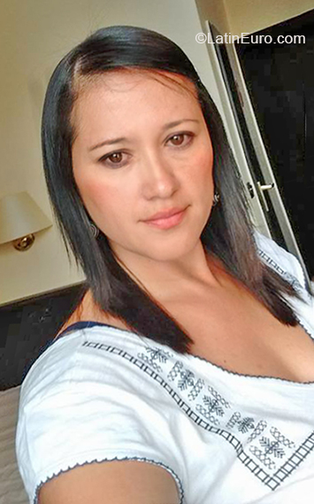Date this nice looking Colombia girl Alejandra from Medellín CO26333