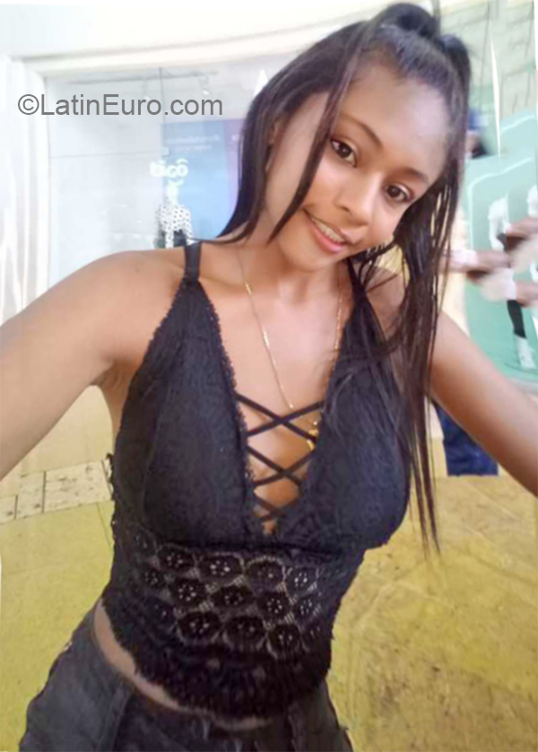 Date this pretty Colombia girl Yessica from Cartagena CO26336